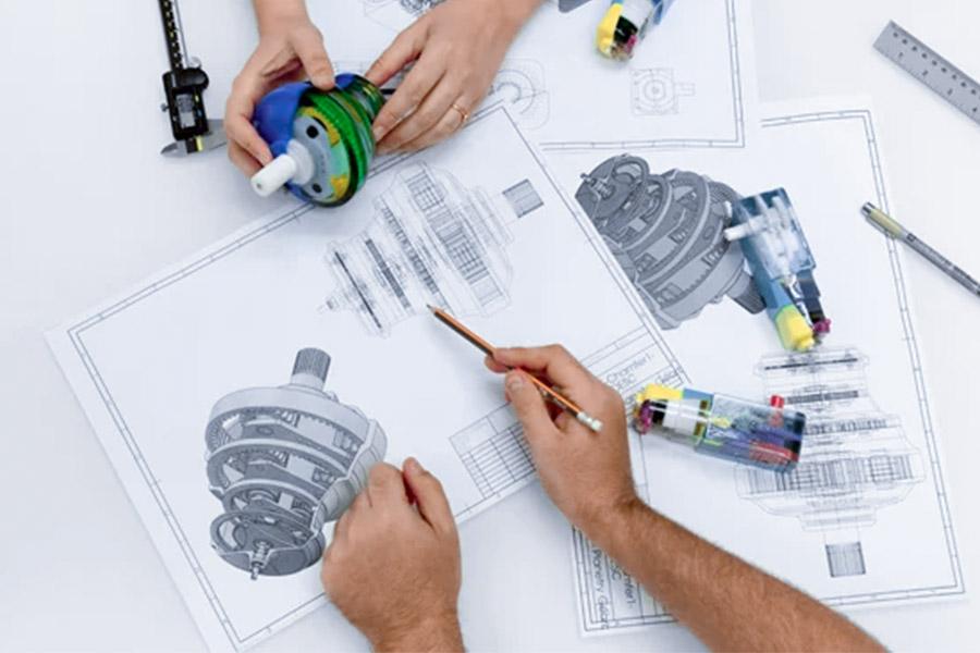 ما هي الاعتبارات الرئيسية للتصميم والهندسة في النماذج الأولية السريعة؟
